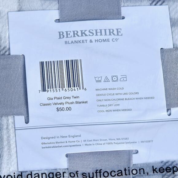 NIP Berkshire Velvety Plush Blanket Grey White Plaid Pattern Twin 60"x 90" Soft - Picture 4 of 4